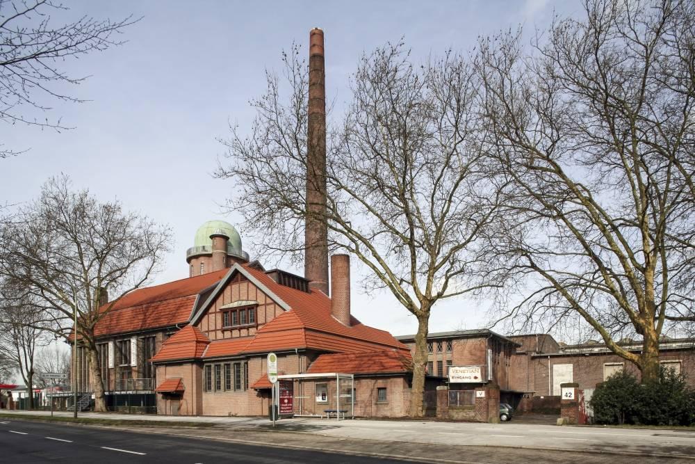 Maschinen- und Kesselhaus mit Wasserturm im Hintergrund