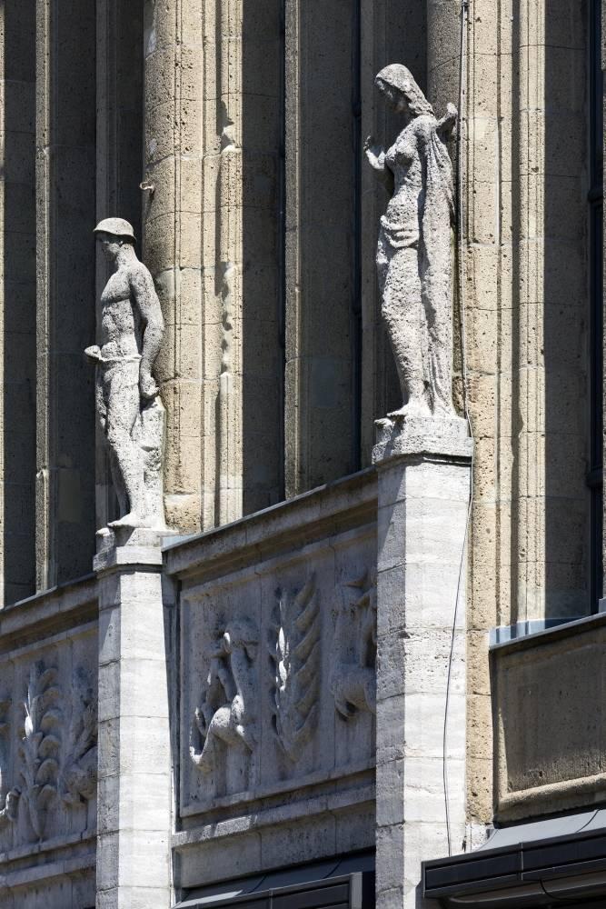 Detail der Skulpturen im Eingangsbereich des WEKA-Karrees