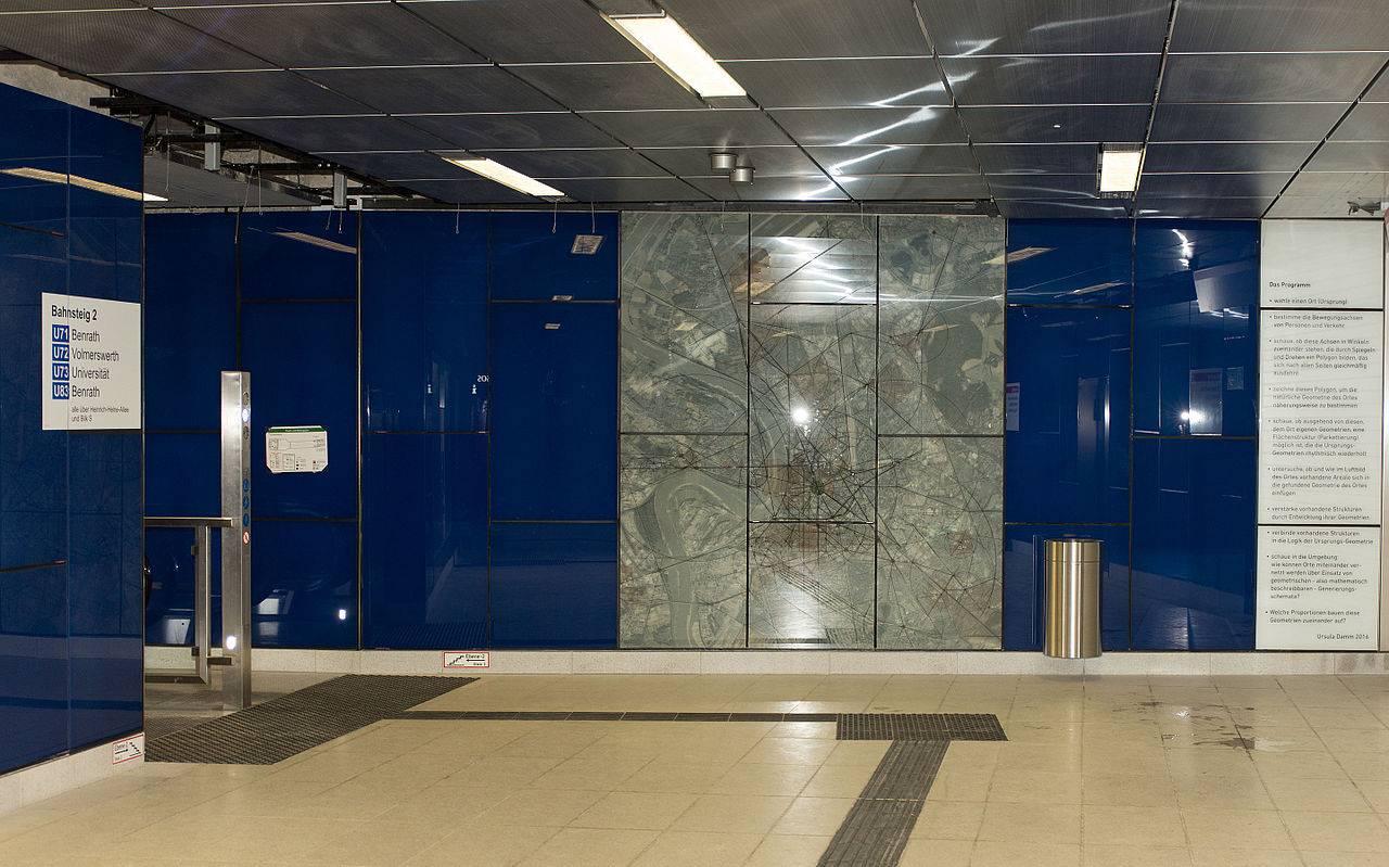 Haltestelle Schadowstraße, Verteilerebene mit "Turnstile" von Ursula Damm