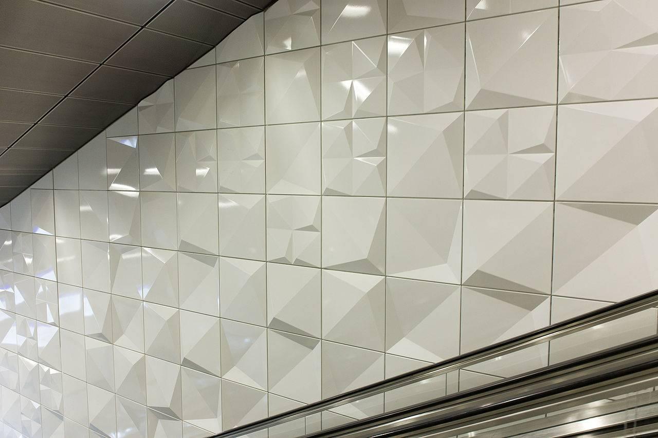 Haltestelle Heinrich-Heine-Allee, Rolltreppe mit Klangskulptur "Auditorium" von Ralf Brög