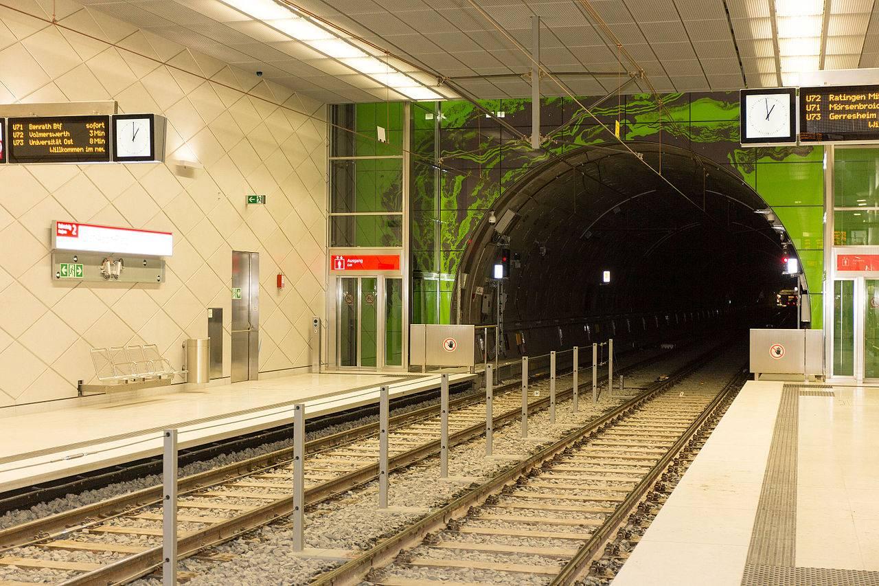 Haltestelle Graf-Adolf-Platz, Bahnsteig mit "Achat" von M. Franke