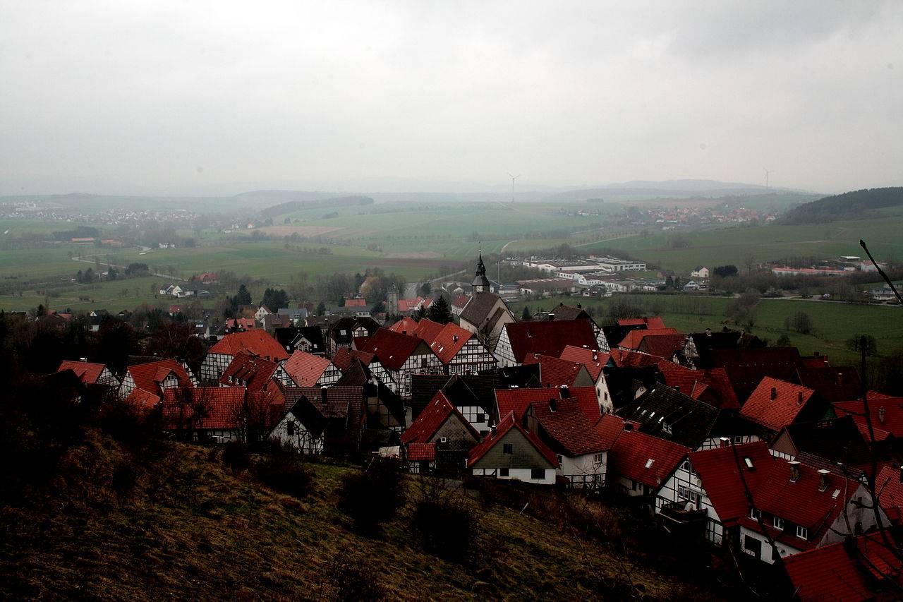 Blick über die Fachwerkhäuser und auf die evangelische Kirche von Schieder-Schwalenberg