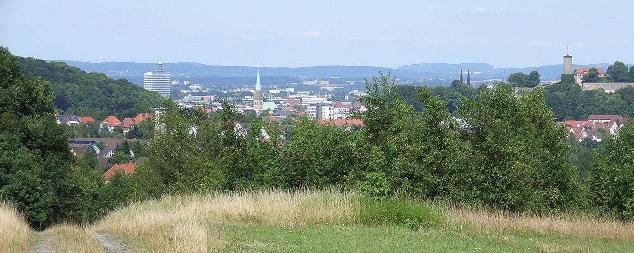 Blick vom Blömkeberg auf die Stadt und die Altstädter Nicolaikirche