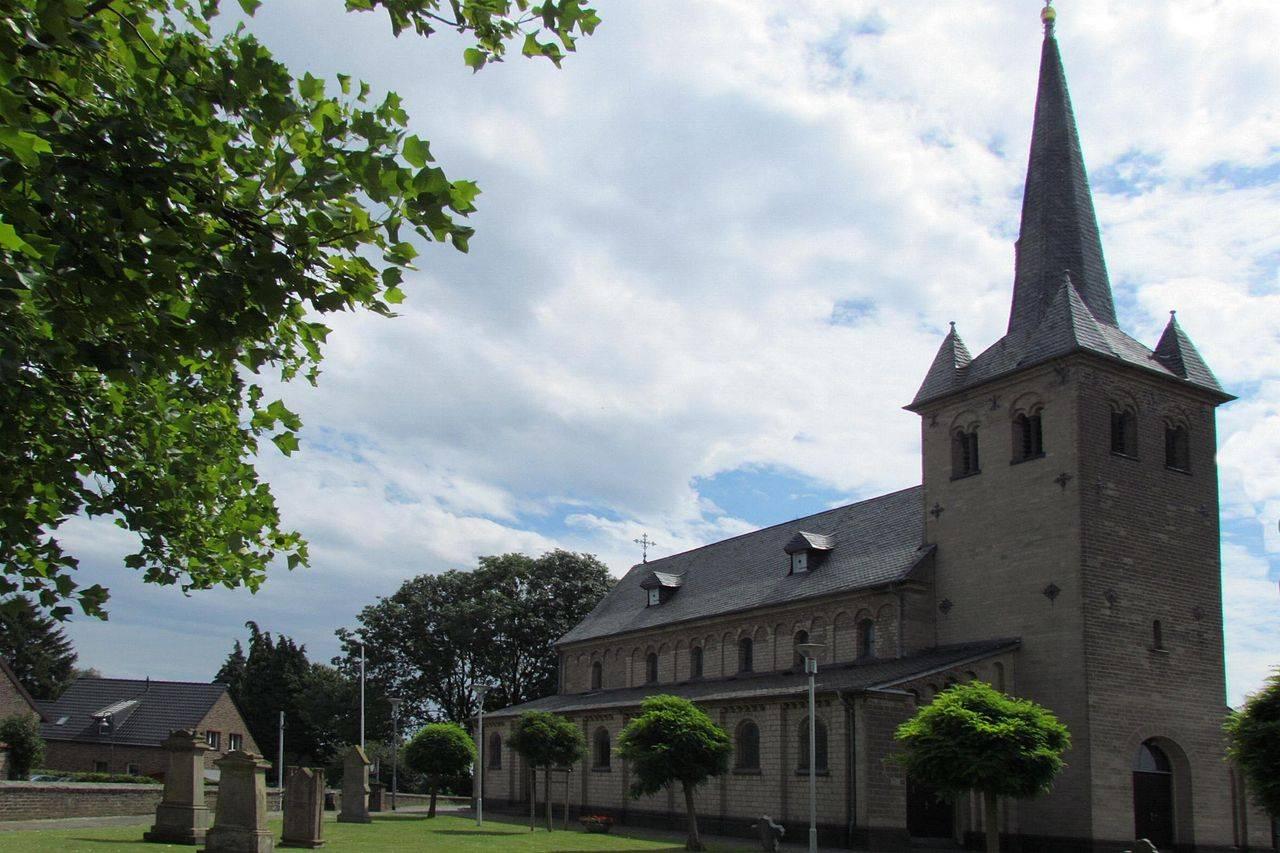 die Kirche St. Briktius in Oekoven