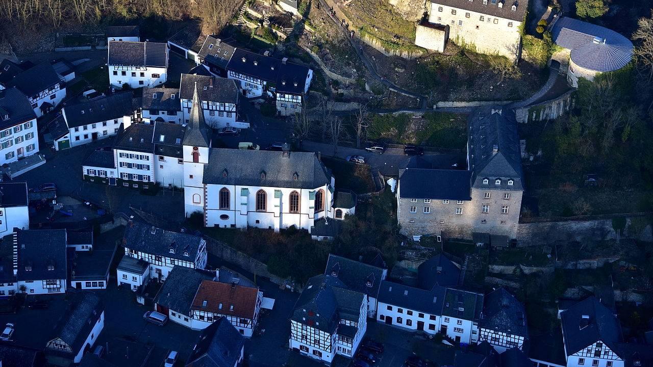Luftbild der Kirche St. Mariä Himmelfahrt in Blankenheim