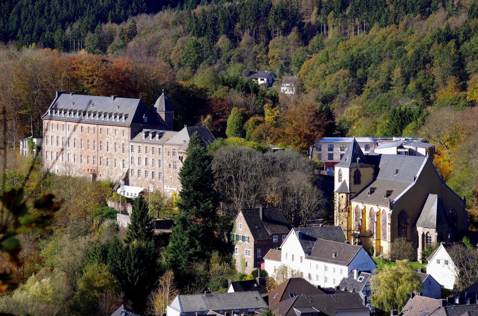 Blcik auf Schloss und Schlosskirche Schleiden