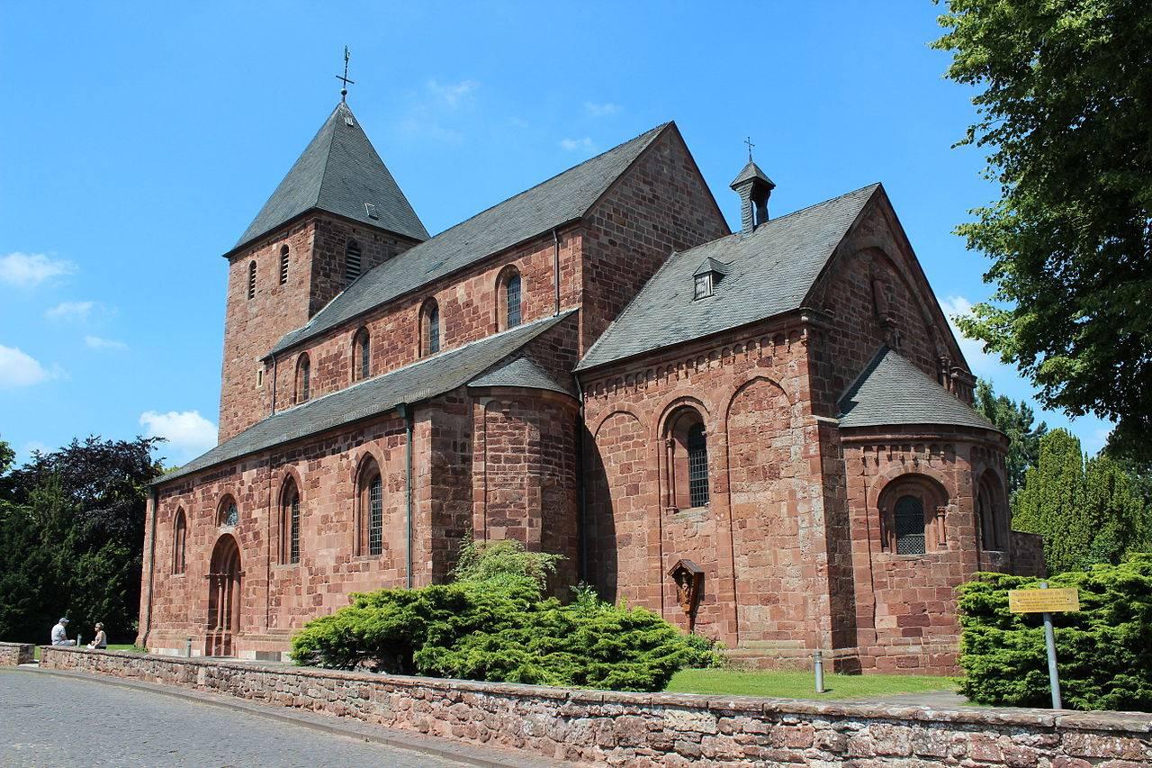 St. Johannes Baptist, von Süd-Osten mit Apsis und Chor
