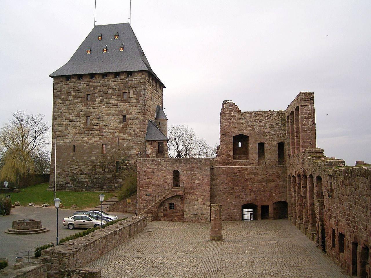 Blick in den Burghof mit Wohnturm und Überresten des Palas