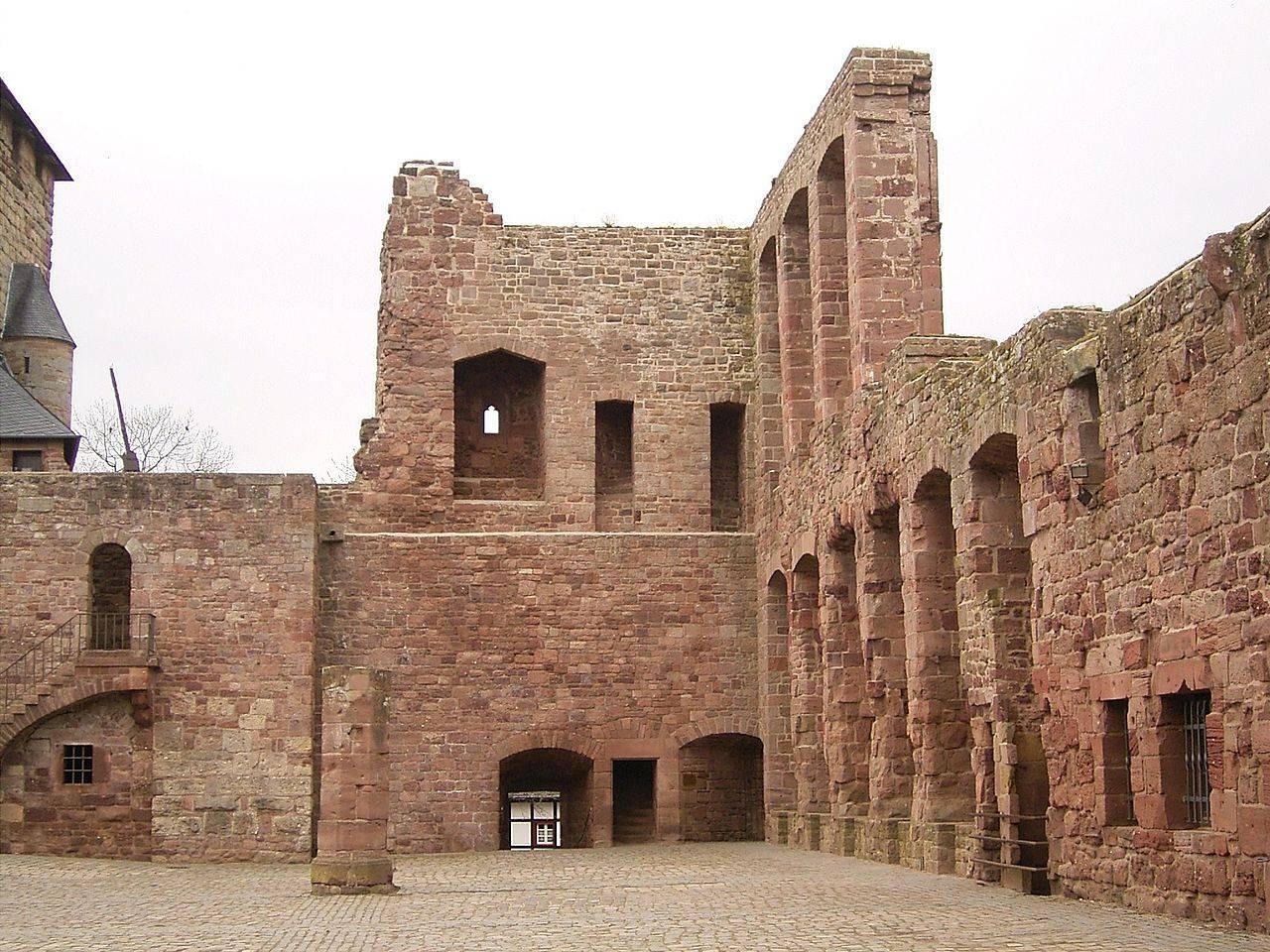 Blick auf die östliche Mauer des Palas