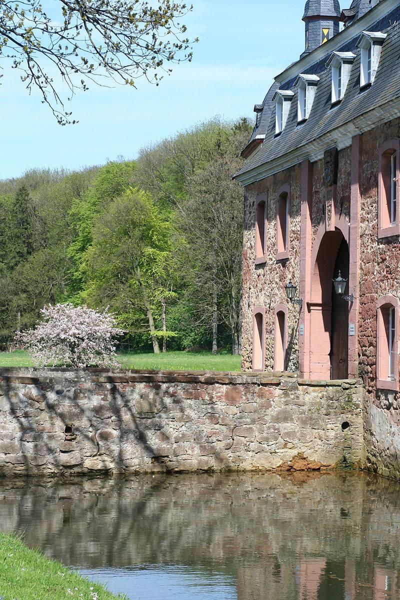 seitlicher Blick auf die Zufahrt des Torhauses
