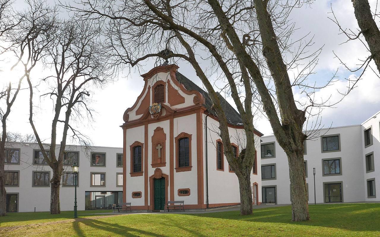 Kreuzkapelle von Nord-Osten mit umgebender Bebauung