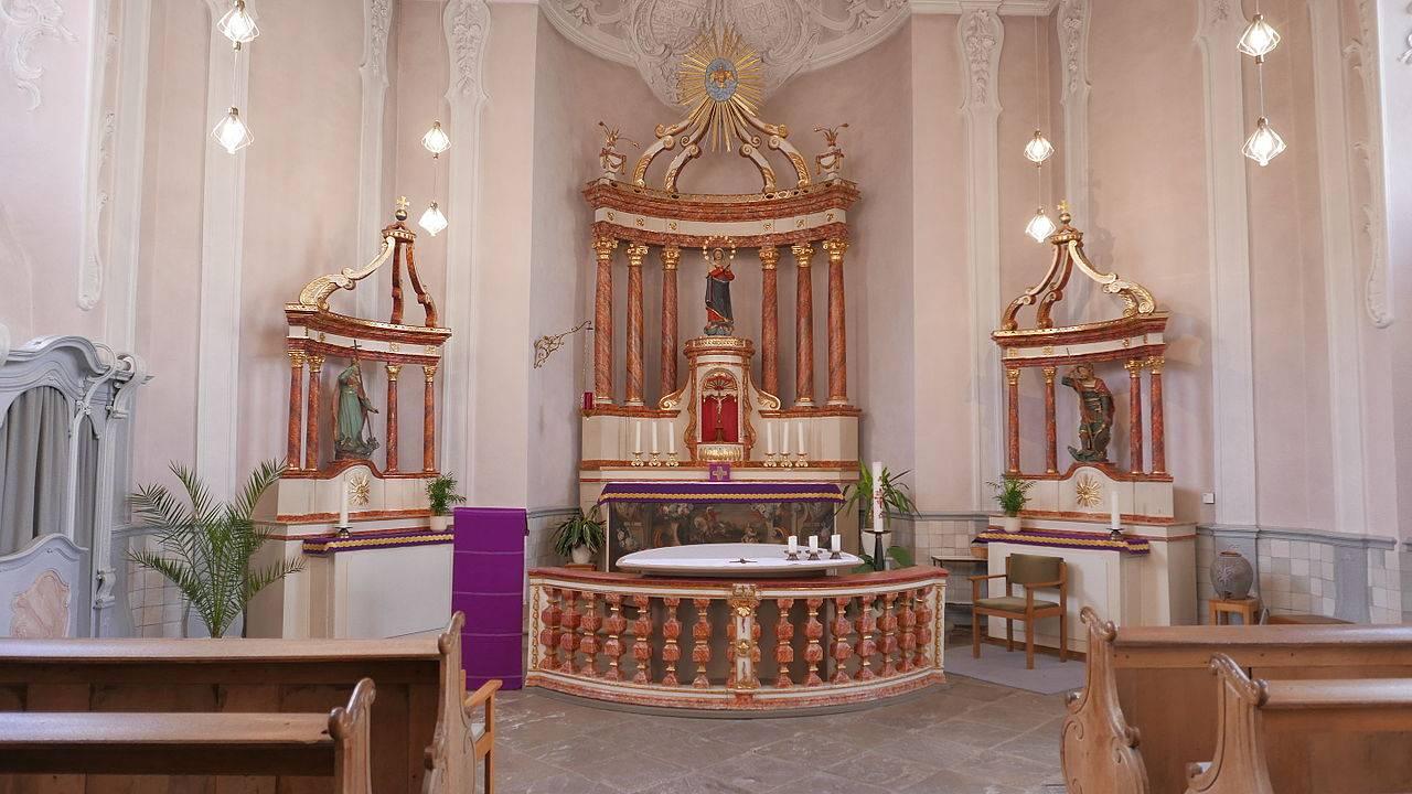 Kreuzkapelle, Apsis mit Altar