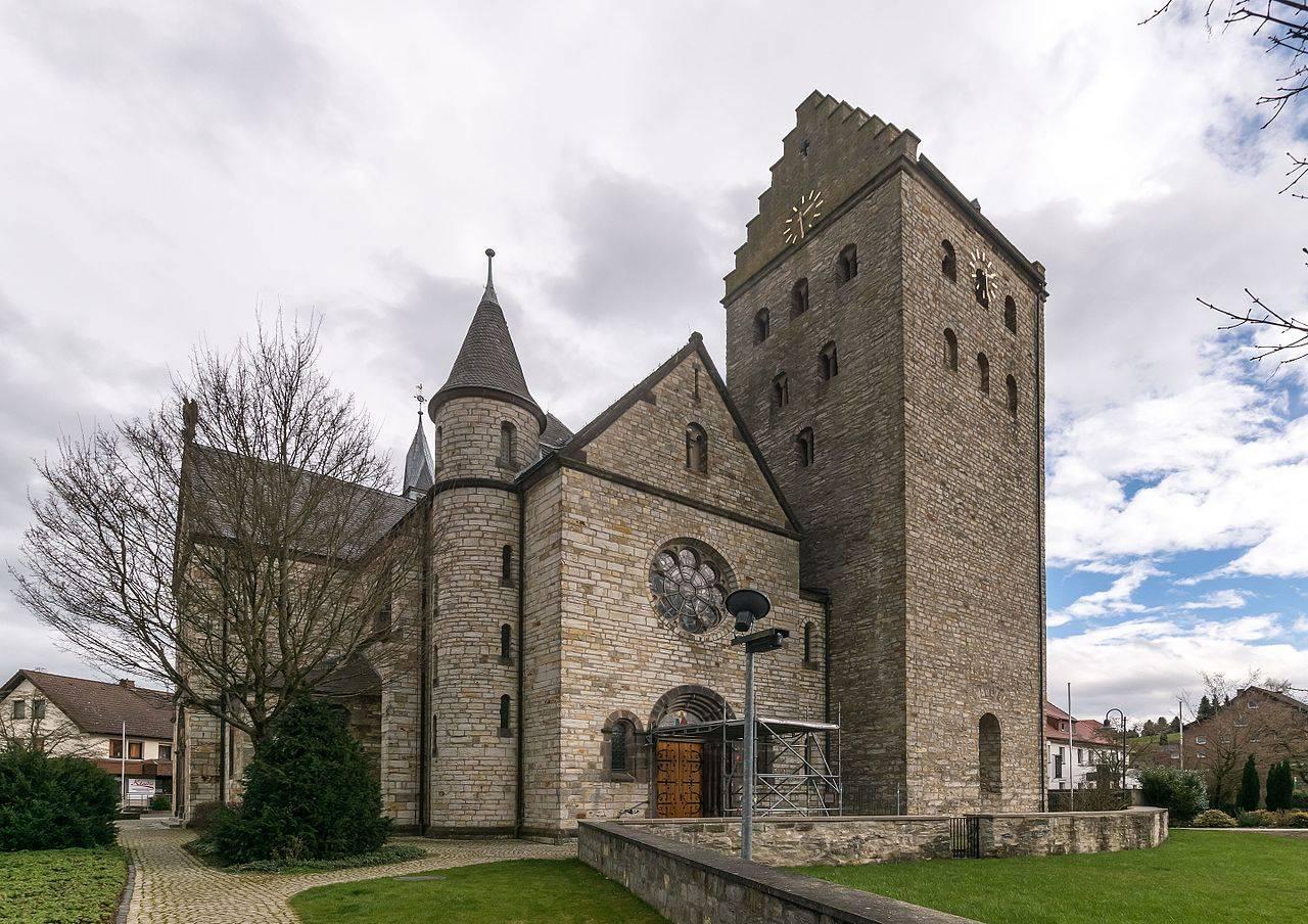 St. Michael, Kirchenbau mit Treppenturm und Wehrturm