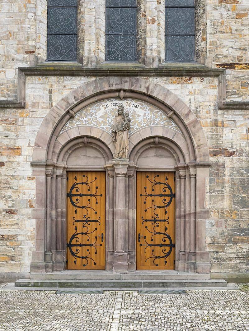 St. Michael, Portal