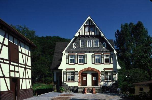 Doppelhaus-Villa, Mennertalstr. 30, Baujahr 1922