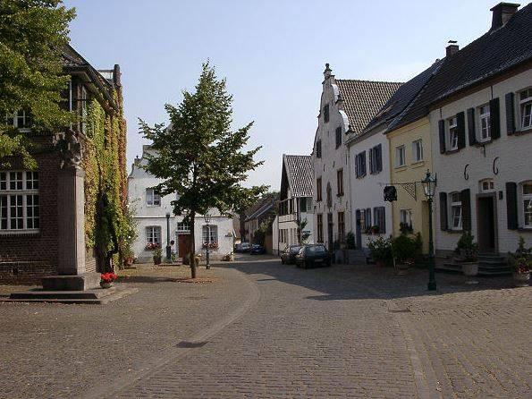 Hauptstraße in Alt-Kaster