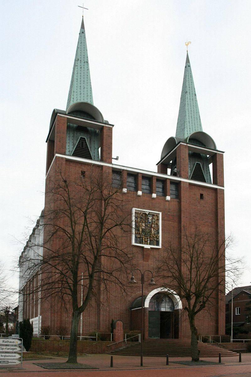 Ansicht des Westbaus der Kirche