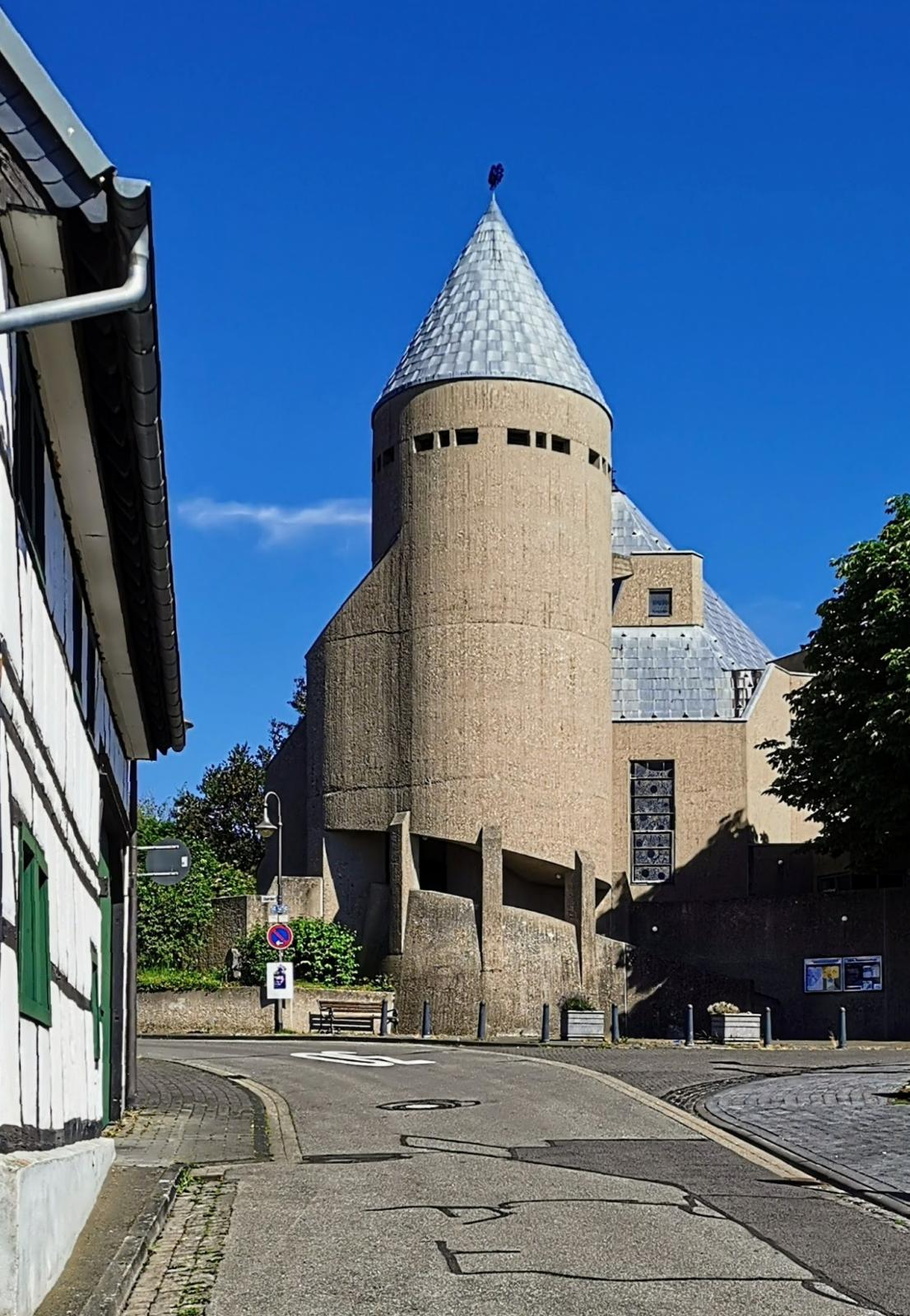 Blick von Süden auf den Kirchturm von St Mariä Heimsuchung