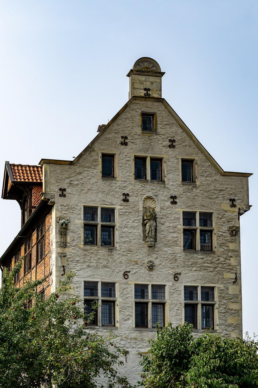 Schaufassade im Osten