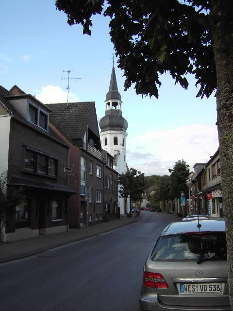Kirchturm von der Straße aus gesehen