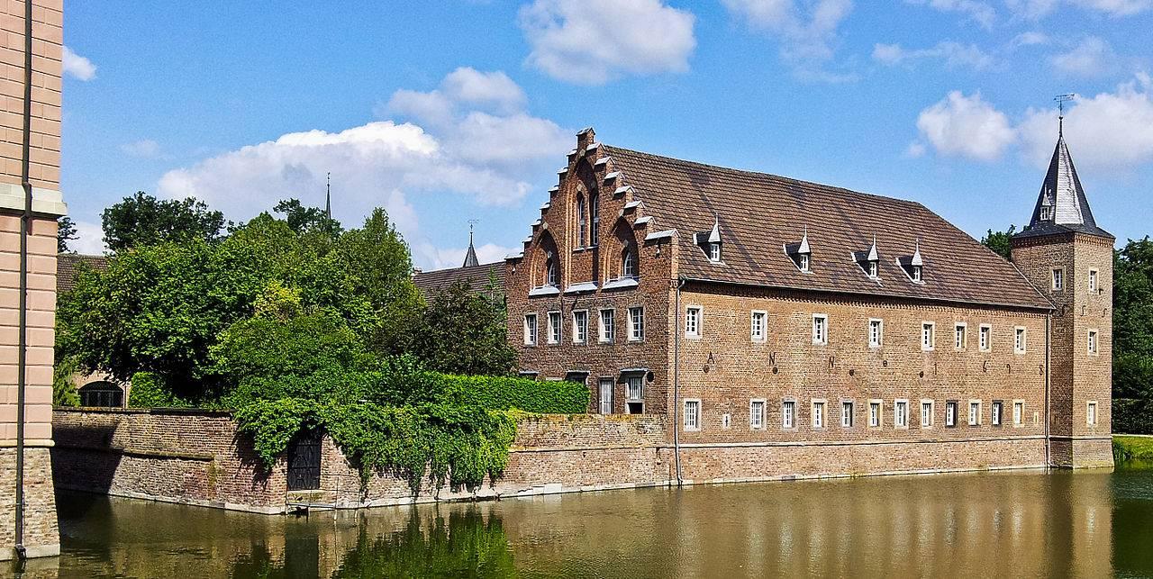 Seitenflügel und Eckturm der Vorburg von Schloss Gracht