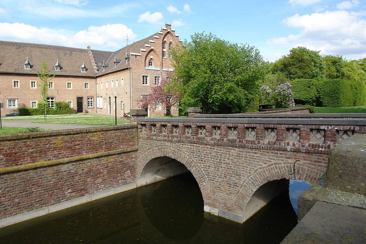 Bogenbrücke auf der Hofseite