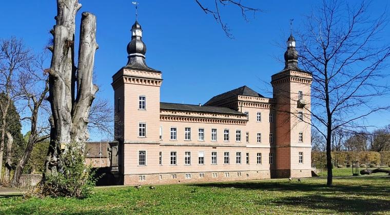 zweigeschossiger Südflügel und dreigeschossiger Ostflügel von Schloss Gracht