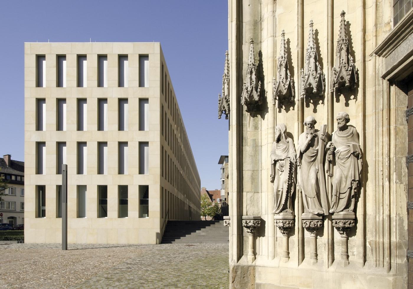 Blick auf die Südseite der Diözesanbibliothek und ein Portalgewände der Überwasserkirche