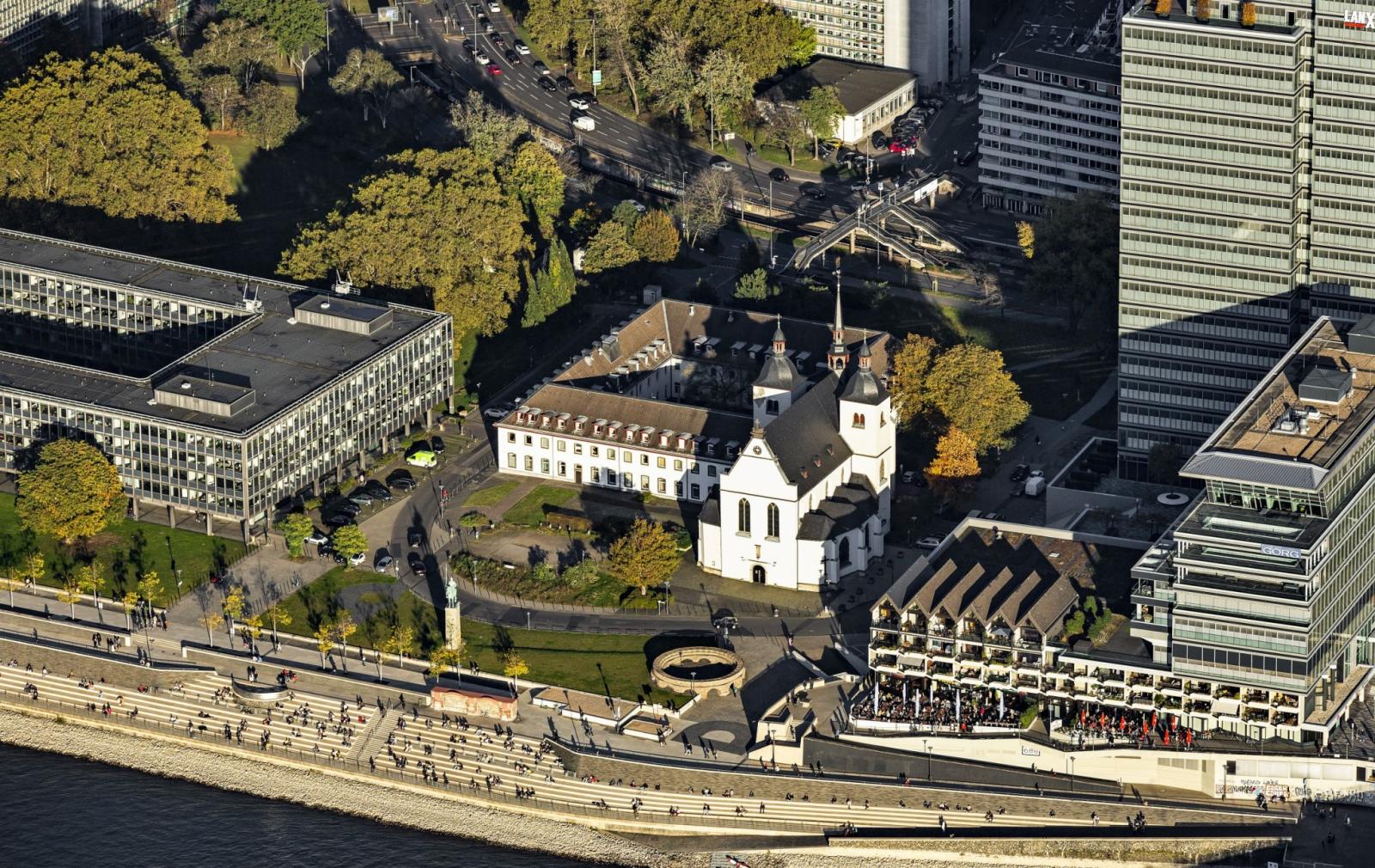 Rheinboulevard vor Kirche Alt St. Heribert