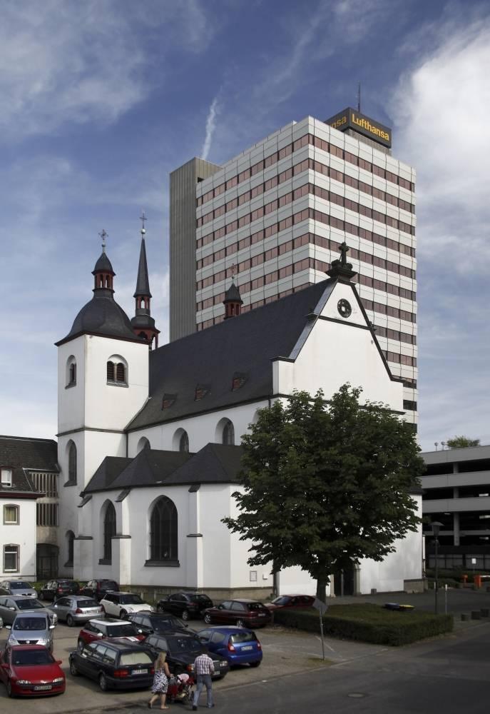 Alt St.Heribert mit Lufthansa-Hochhaus im Hintergrund