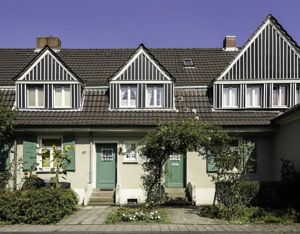 frontaler Blick auf die Fassade einer Häuserzeile