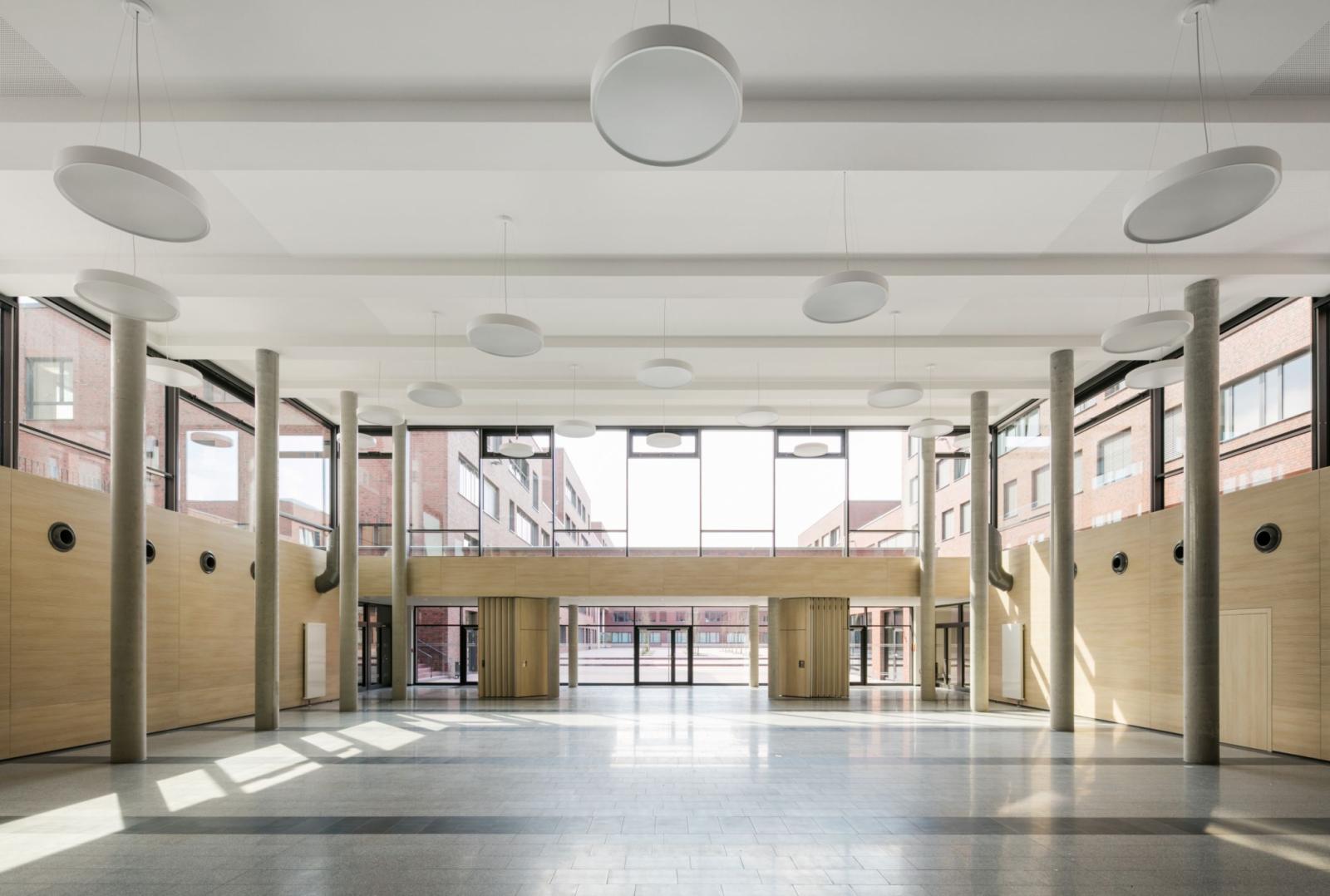 Berufskolleg Dortmunder U-Viertel, Haupteingang mit offenem Foyer