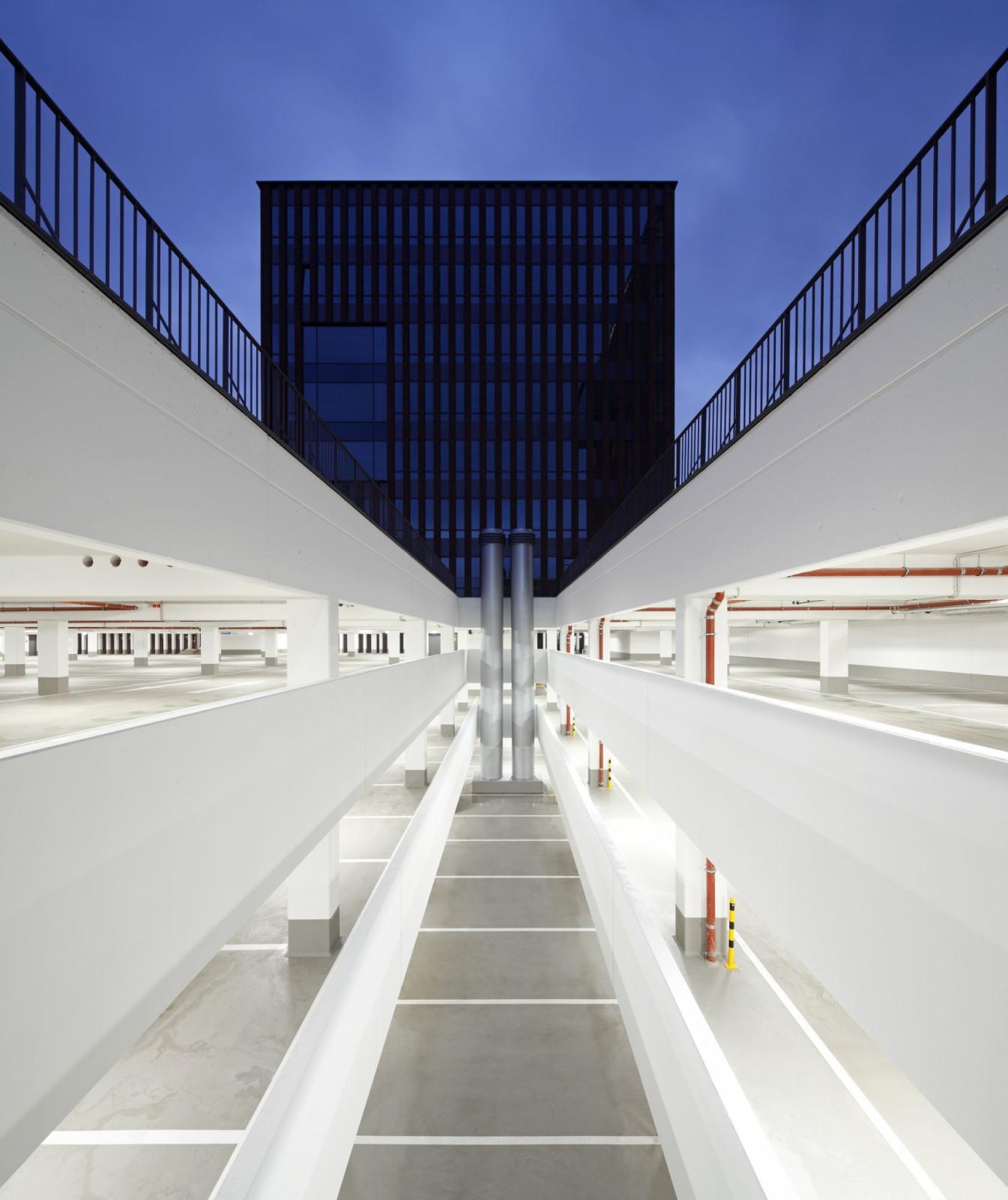 Berufskolleg Dortmunder U-Viertel, Parkhaus, Punkthaus im Hintergrund