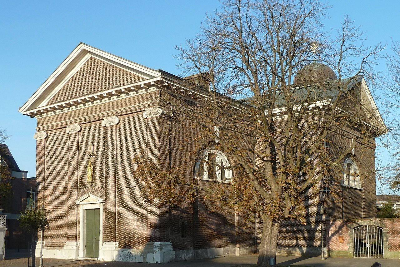St. Mariä Himmelfahrt Außenbau, Eingangsfront