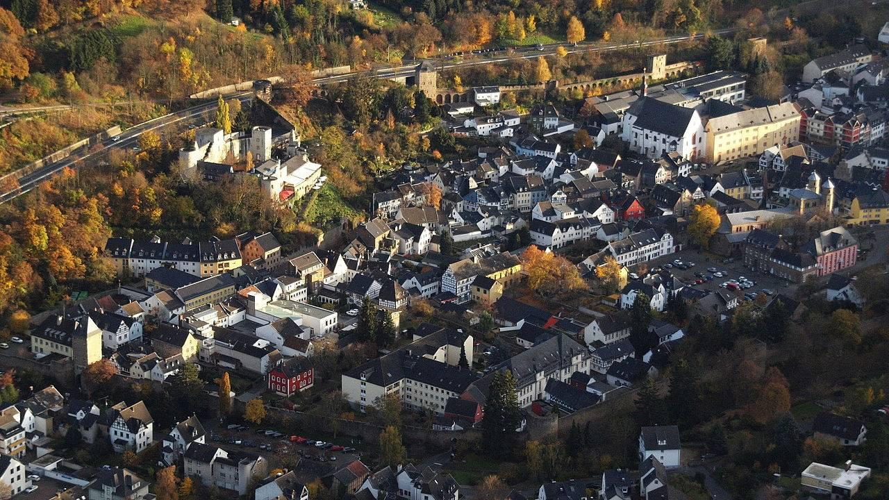 Burg Münstereifel in Hanglage über Bad Münstereifel
