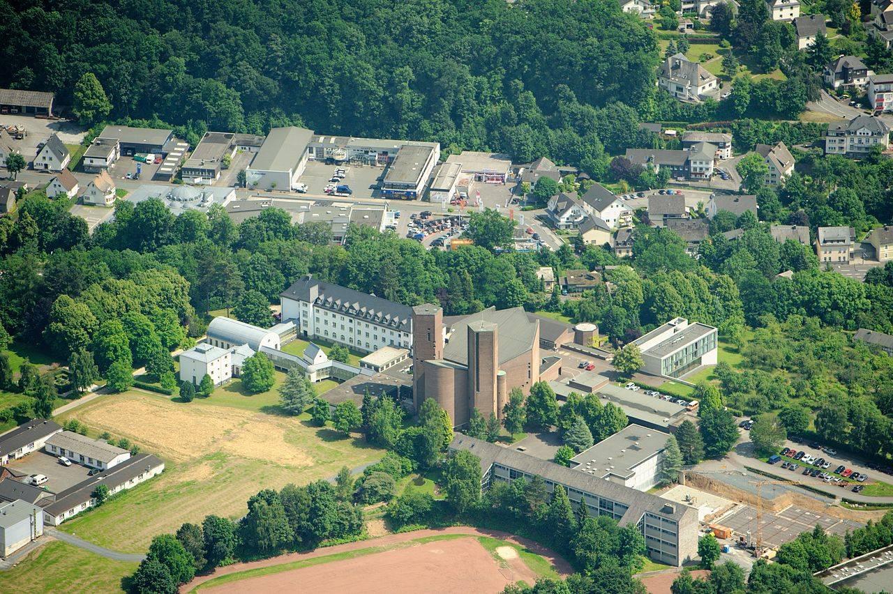 Luftbild der Abtei Königsmünster und der Friedenskirche