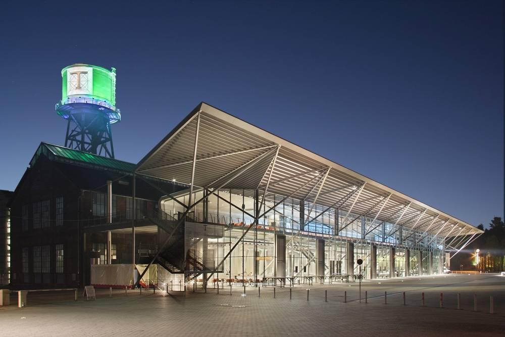 Jahrhunderthalle Bochum erleuchtet bei Nacht