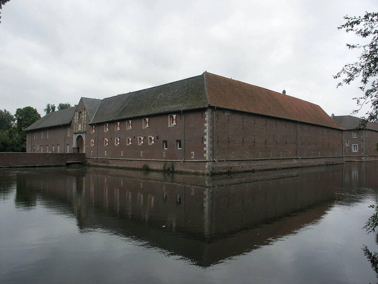 Die äußere Vorburg von Schloss Trips in Geilenkirchen, Ansicht von Norden