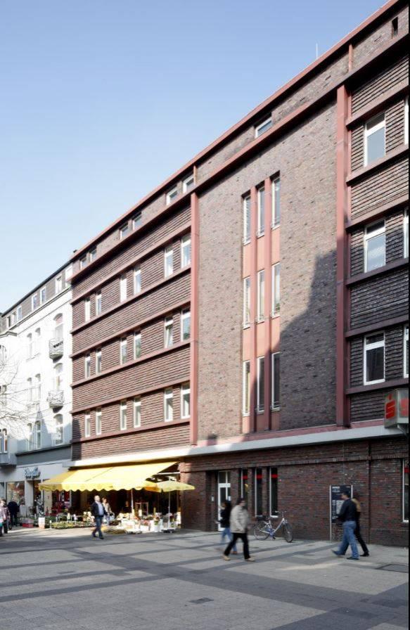 Blick auf einen Flügel mit Treppenhaus