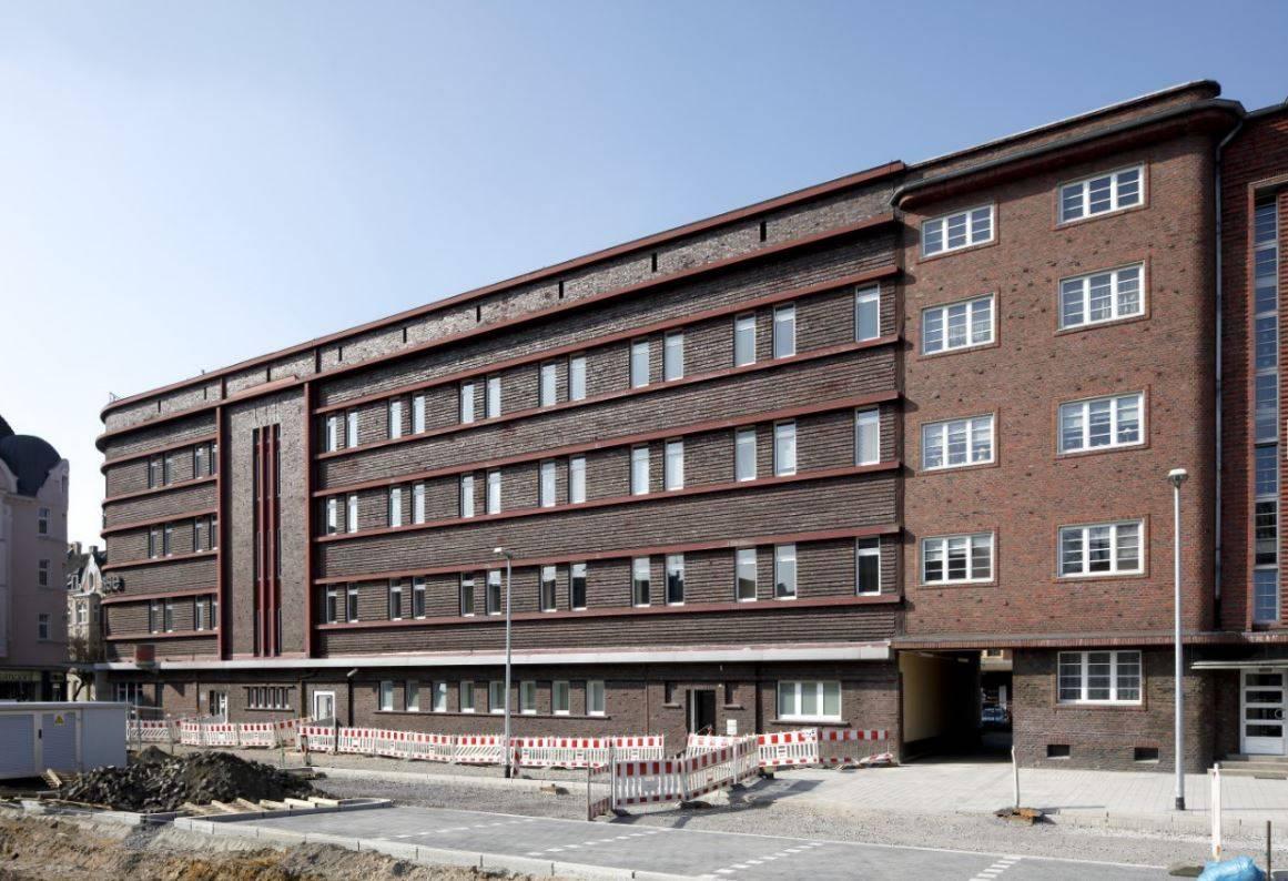 seitlicher Blick entlang der Fassade