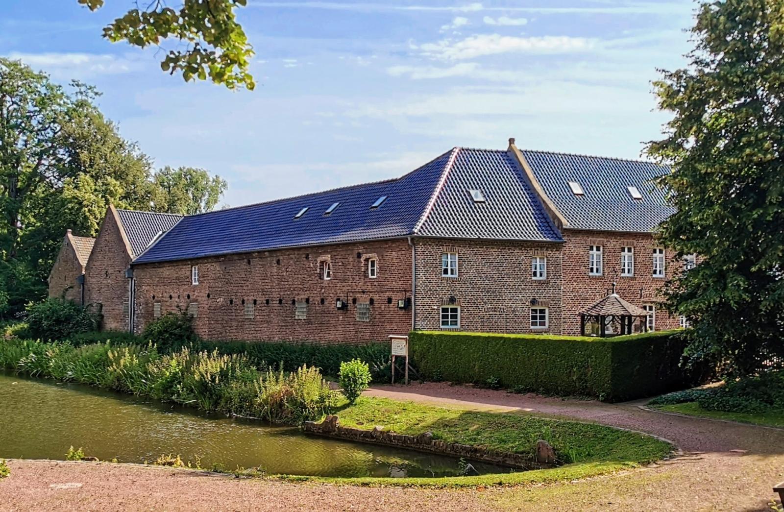 emaliger Burgmühlenhof, Westansicht am Wassergraben