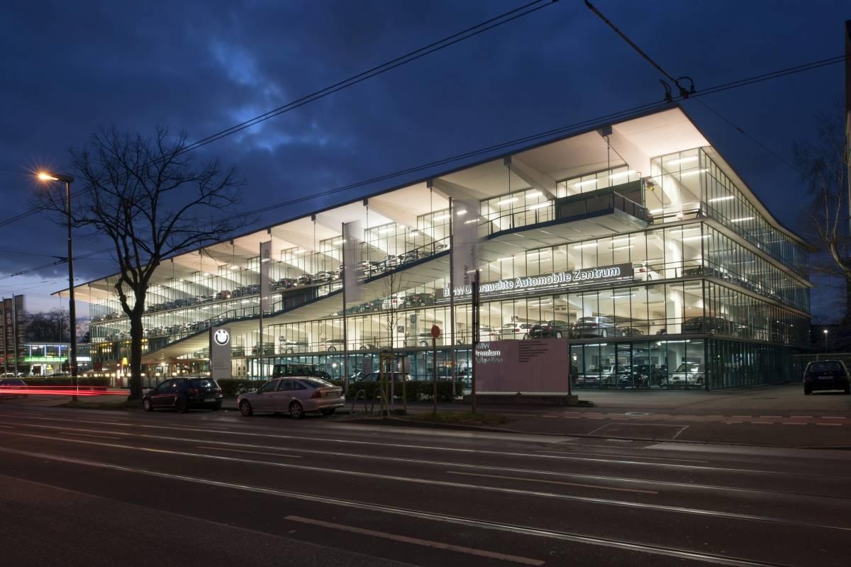Hanielgarage bei Nacht