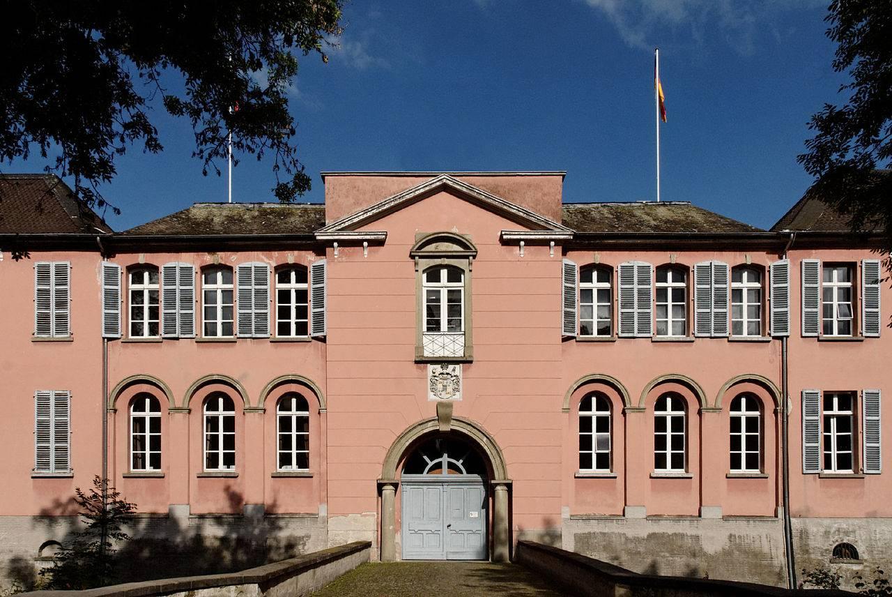 Mittelbau des Westflügels mit dem Hauptportal