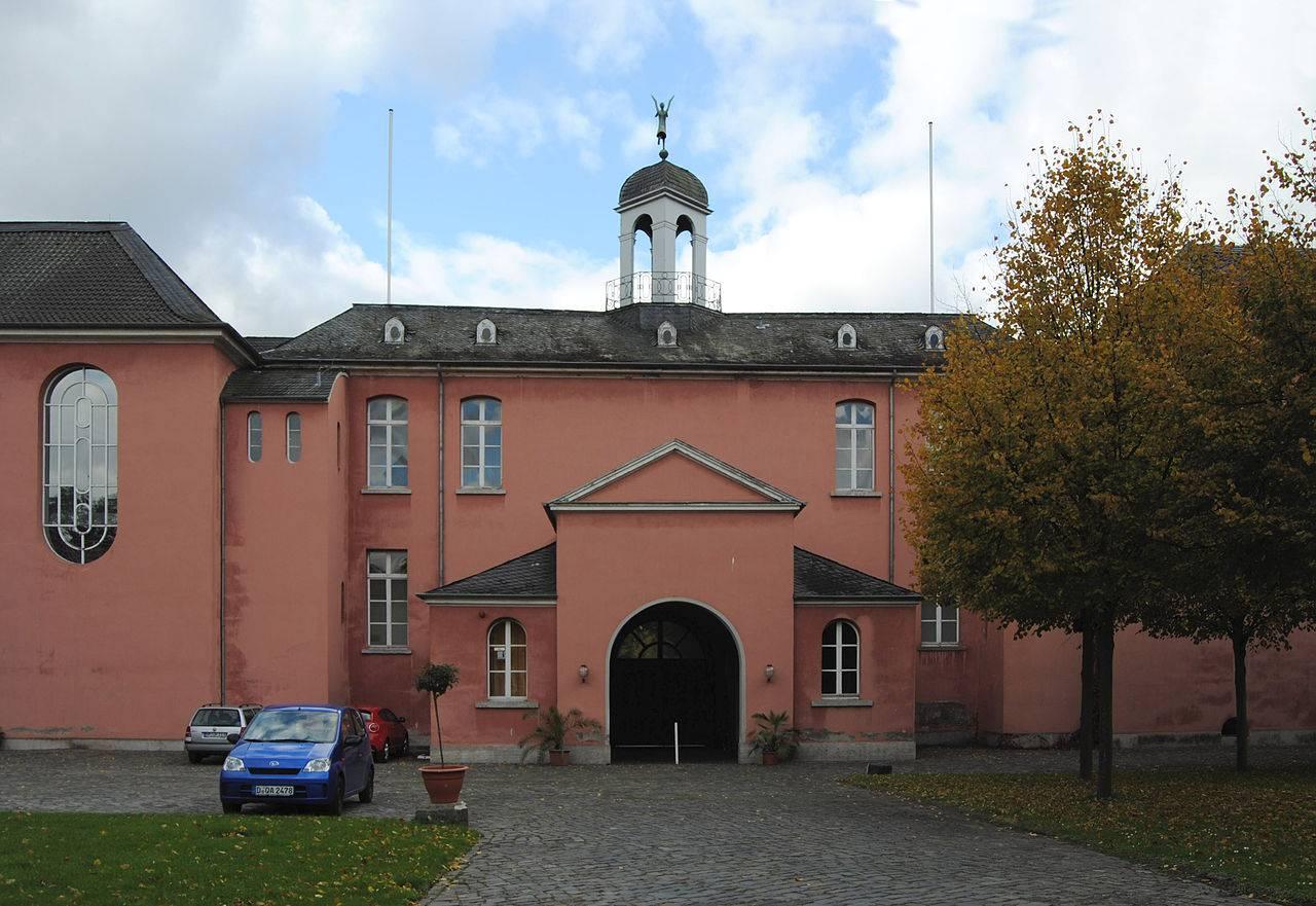 Hauptportal vom Innenhof aus gesehen