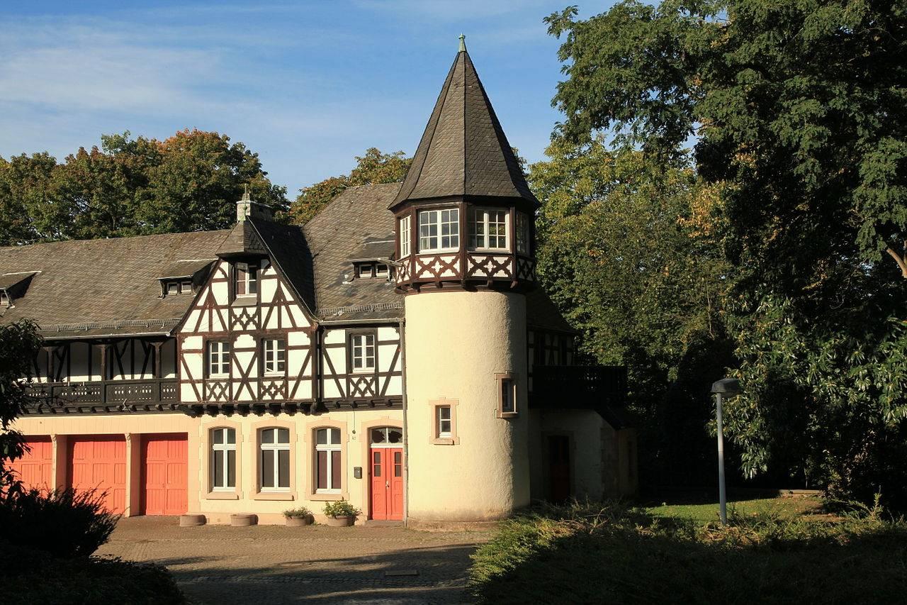 Wirtschaftsgebäude mit Eckturm