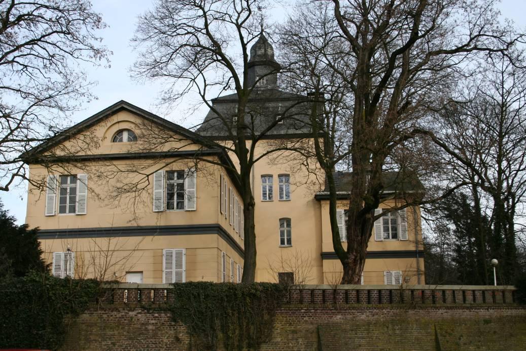 Ansicht von Westen mit Turm der früheren Wasserburg Eller im Zentrum