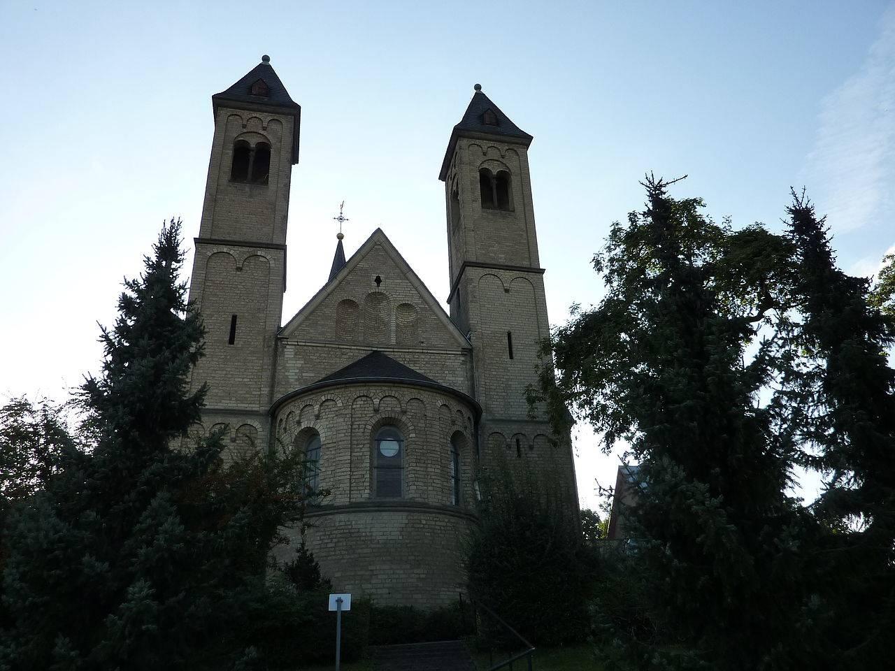 romanische Apsis mit Chorflankentürmen
