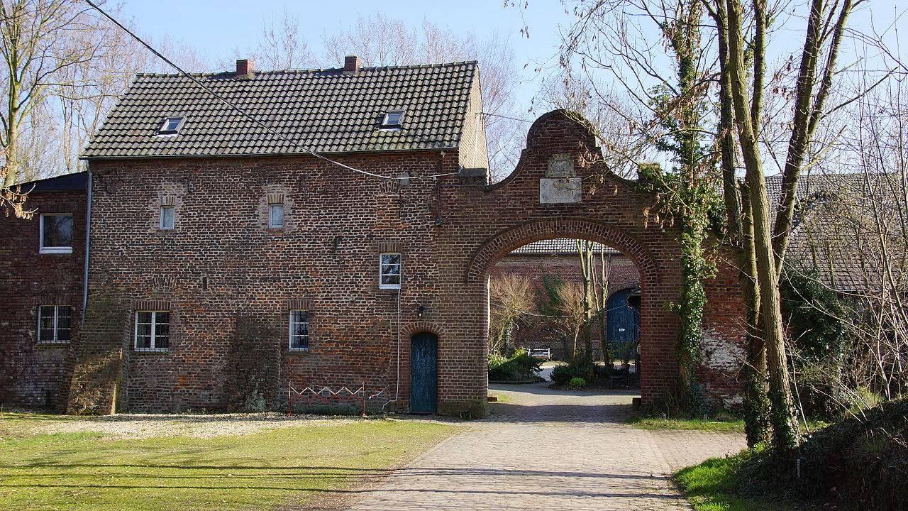 Torbogen mit Wappensteinen
