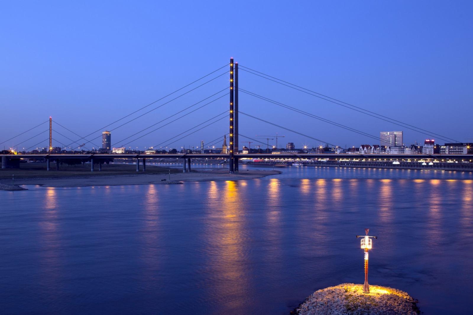 Rheinkniebrücke in der Dämmerung