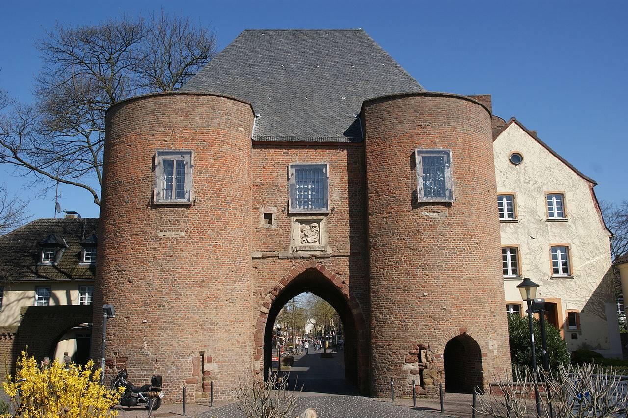 Aachener Tor Feldseite mit Dreivierteltürmen